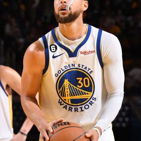 NBA:-video: Steph Curry heitti valot pois Sacramentosta – uusi Game Seven piste-ennätys on nyt 50 pistettä!