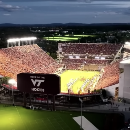 Video: Onko tässä maailman paras urheilu-sisääntulo? Virginia Tech & Enter Sandman – kylmät väreet!
